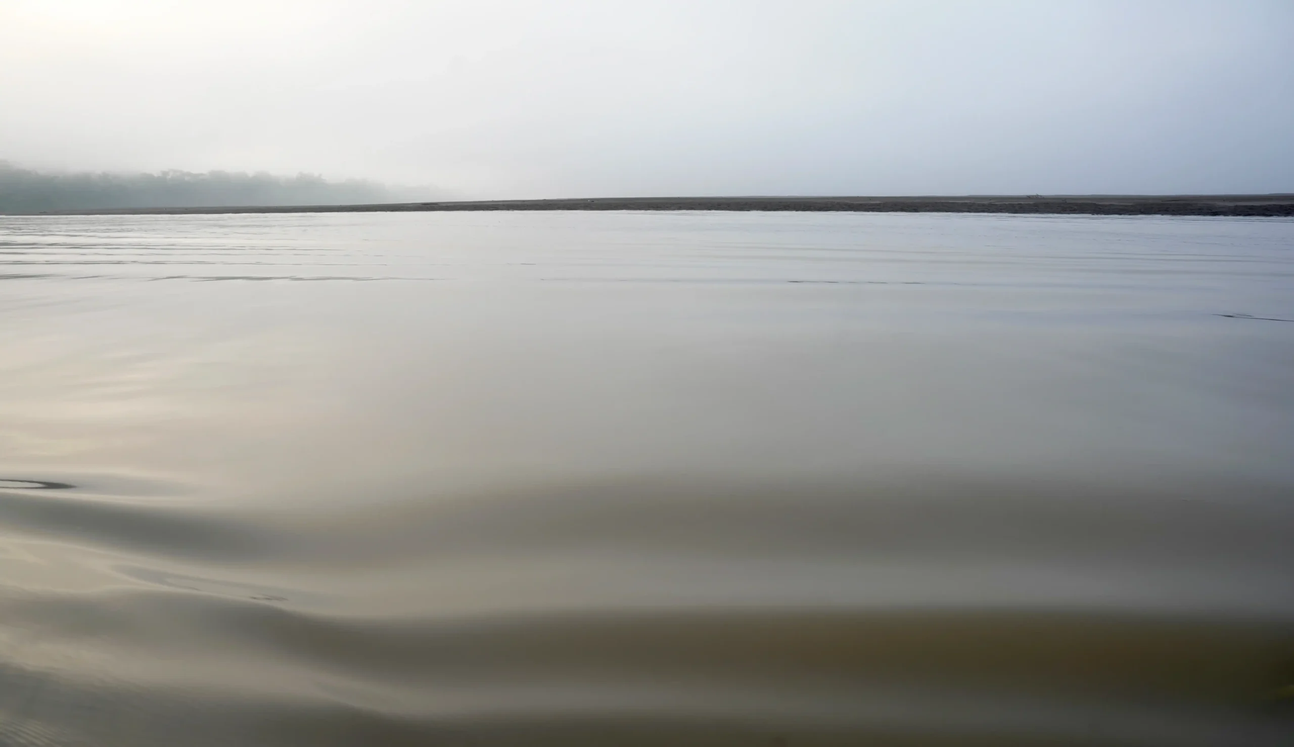 rio con pequeñas olas cercanas