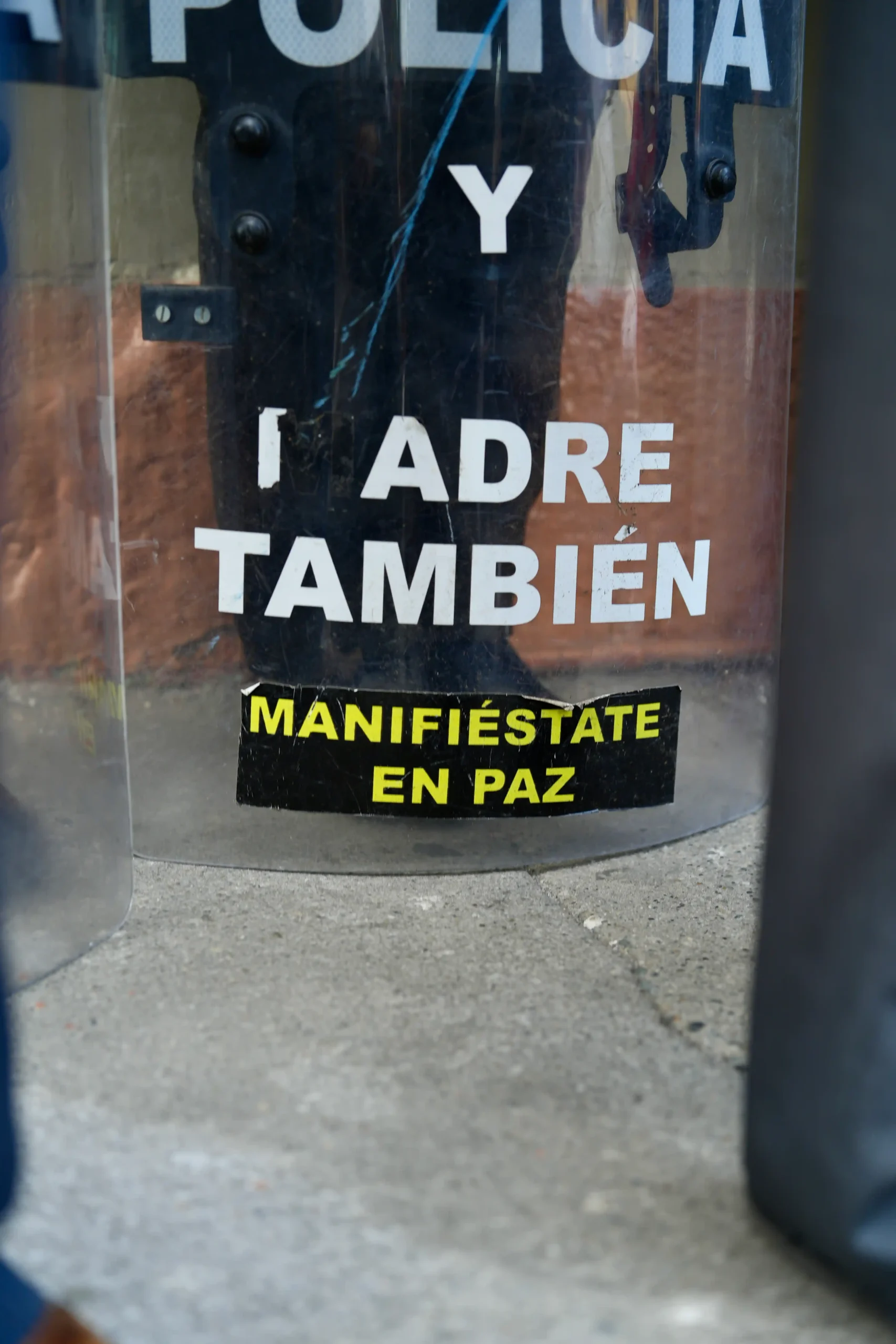 escudo de policía con una frase 