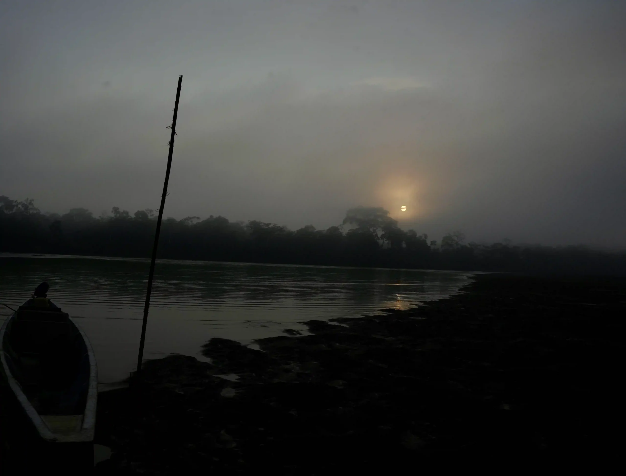 atardecer oscuro con barcos al rededor