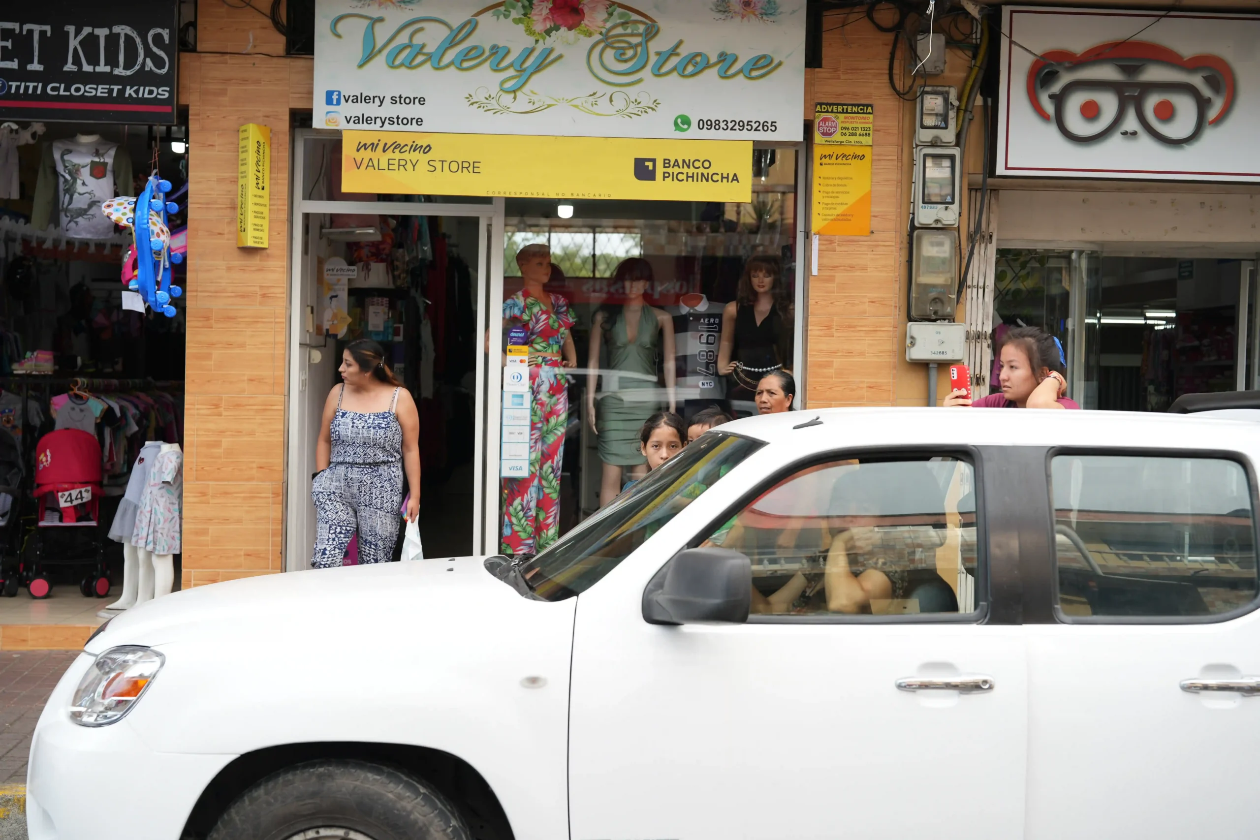 carro blanco frente a una tienda