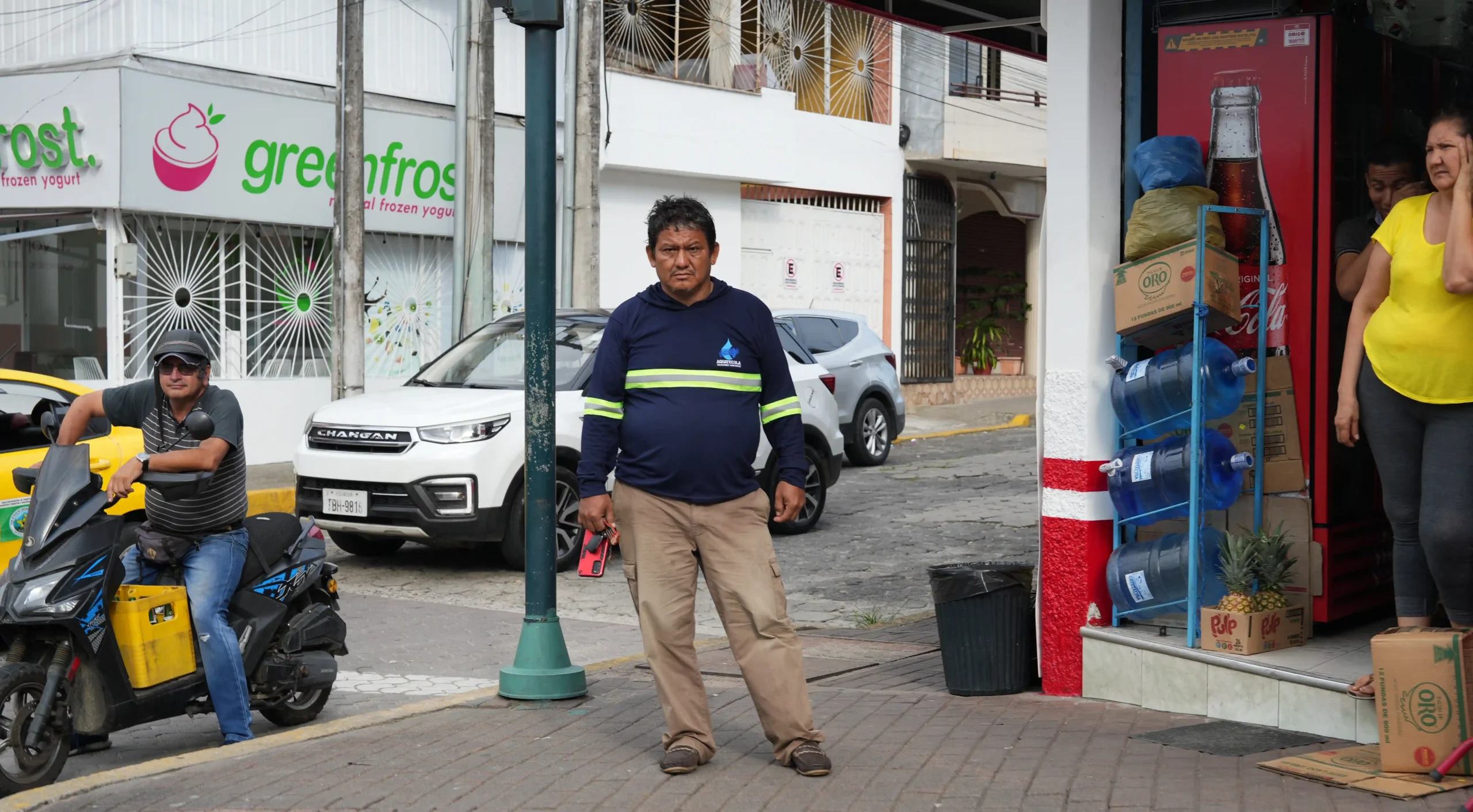 hombre adulto frente a una tienda vestido de azul