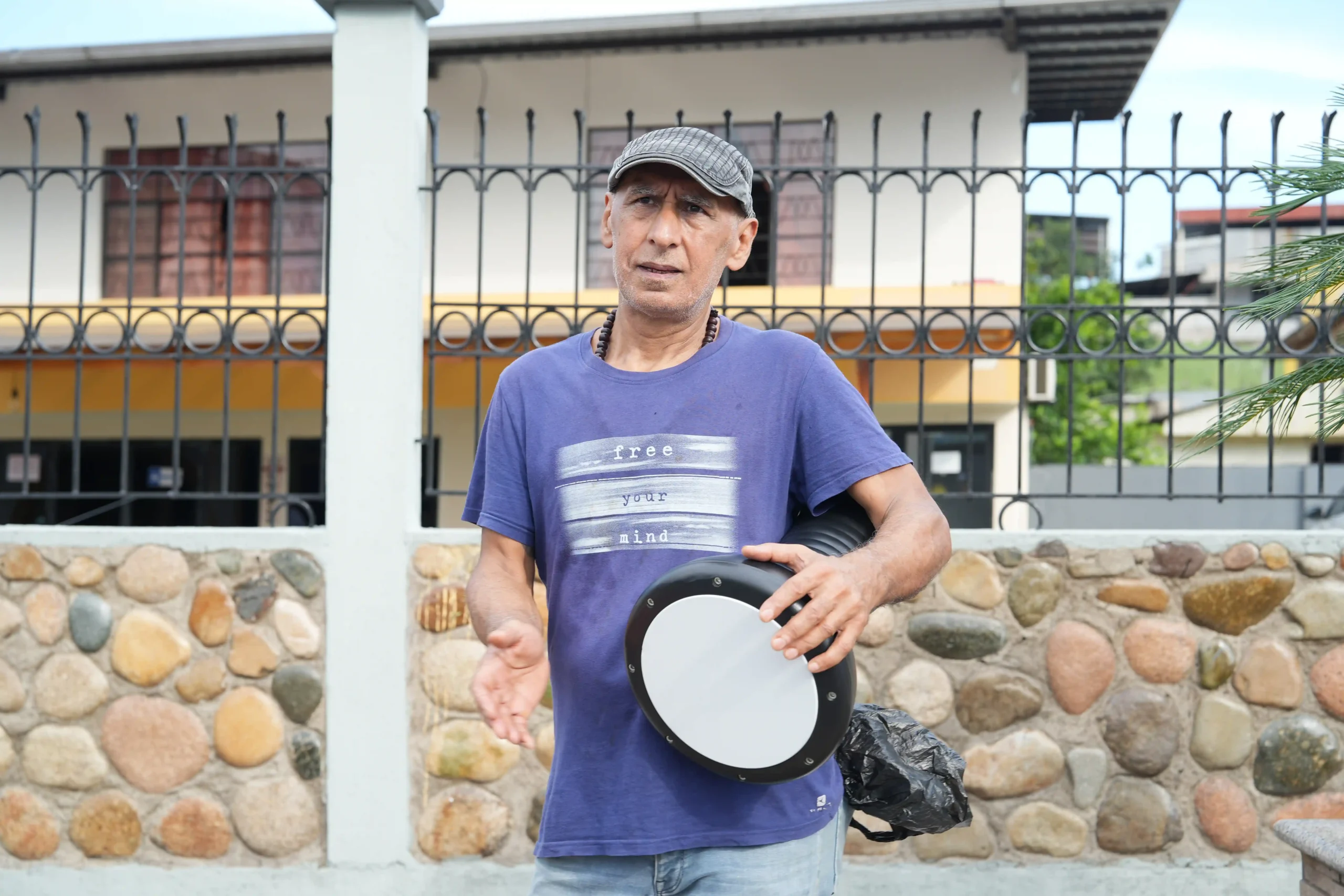 hombre mayor con un instrumento en mano