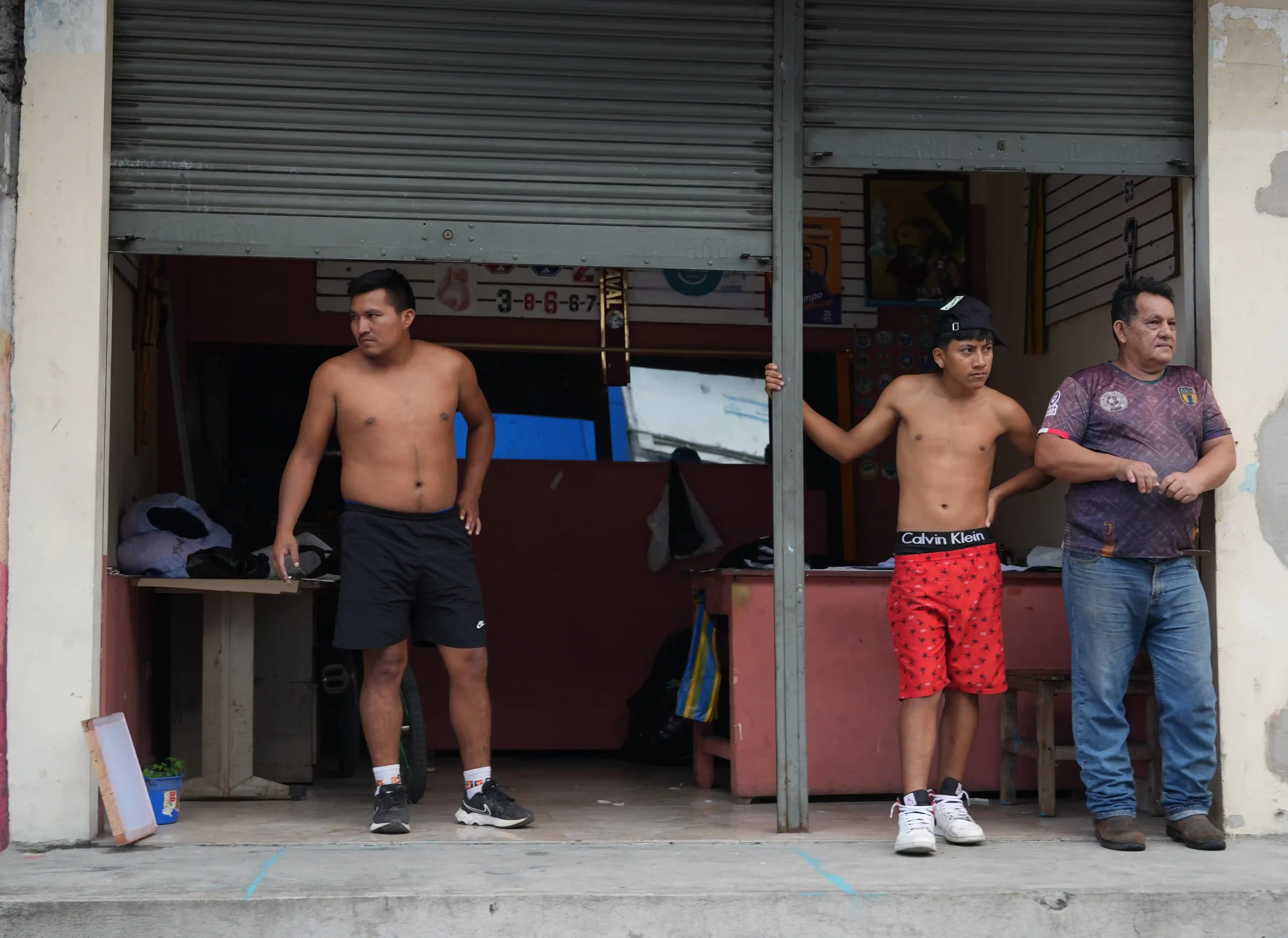 tres personas afuera de una tienda 